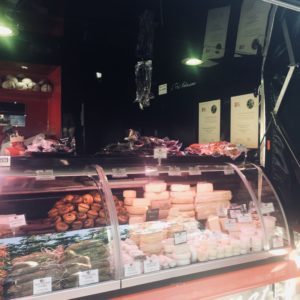 Stand de produits du terroir au marché de Carouge